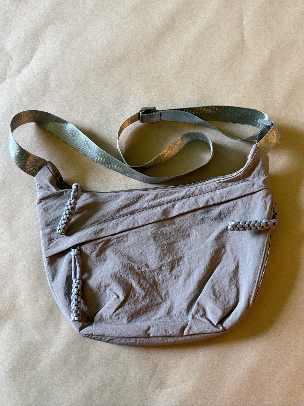 Everyday Crossbody Bag in Gray. Lots of pockets!